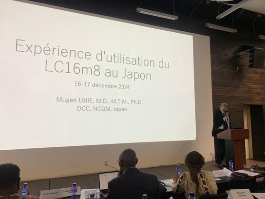 日本人医師による、ワクチンについての講義の様子
