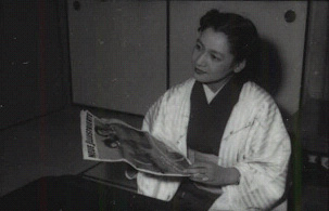 『ノイエ・イルストリアテ』誌を読む原節子さんの写真